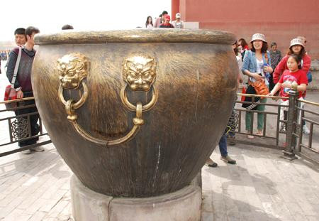 Để nước trong hàng trăm chiếc vạc không bị đóng băng, người xưa thực hiện giải pháp hiệu quả. Đó là tất cả vạc đều được đặt trên đá tảng có lỗ tròn chính giữa.