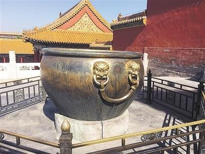 Điều này khiến nhiều người tò mò vì sao những vạc nước khổng lồ đó không bị đóng băng. Trước câu hỏi này, các nhà nghiên cứu lịch sử đã tìm kiếm các sử liệu, ghi chép về những cổ vật này.