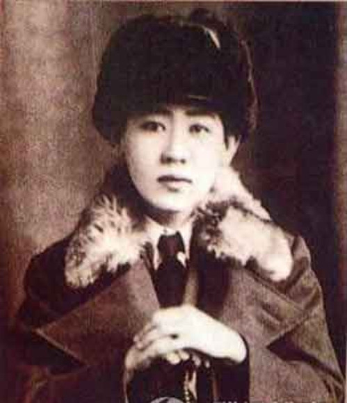 Ái Tân Giác La Hiển Vương (1906 - 1948) là cách cách thứ 14 của Túc thân vương (1866 - 1922). Trong trang phục phương Tây, Ái Tân Giác La Hiển Vương vẫn toát lên khí chất vương giả.