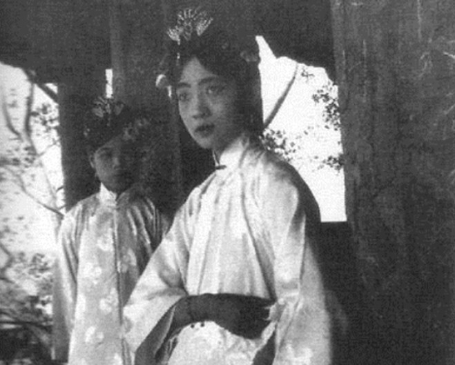 Trân Phi (1876 - 1900) là sủng phi của hoàng đế Quang Tự. Vị phi tần này có kết cục bi kịch khi trở thành "cái gai trong mắt" Từ Hy thái hậu.