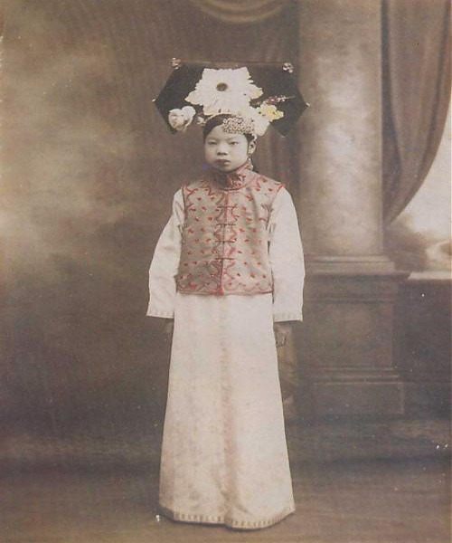 Thục phi Văn Tú (1909-1953) là phi tần của hoàng đế Phổ Nghi. Bà được biết đến nhiều nhất với kỷ lục là phi tần duy nhất trong lịch sử Trung Quốc ly hôn với hoàng đế. Thục phi Văn Tú quyết định ly hôn sau nhiều năm hôn nhân không có hạnh phúc.