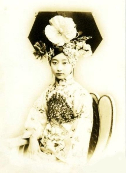 Hoàn Nhan Lập Đồng Kí (1913 - 2003) được mệnh danh là cách cách xinh đẹp nhất của nhà Thanh. Bà là cháu ngoại của Ái Tân Giác La Dục Lãng.