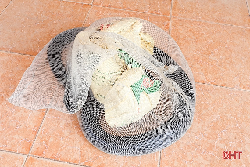 Rắn hổ mang chúa có tên khoa học là Ophiophagus Hannah. Chúng thuộc nhóm IB, là loài động vật nguy cấp, quý, hiếm cần được ưu tiên bảo vệ nghiêm ngặt. Do là loại rắn thuộc danh mục động vật rừng nguy cấp, quý, hiếm nên giới chức trách nghiêm cấm khai thác, vận chuyển, mua bán rắn hổ mang chúa vì mục đích thương mại. Ảnh: Báo Hà Tĩnh.