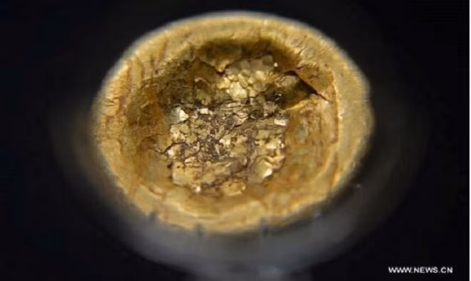 Người dân địa phương lưu truyền một giai thoại liên quan đến lăng mộ của Hải Hôn Hầu. Theo giai thoại này, một kẻ trộm mộ khét tiếng tên Lưu Di dòm ngó đã đào đường hầm để đột nhập vào bên trong mộ của ông hoàng nhà Hán này. Khi tiến vào bên trong lăng mộ, Lưu Di mừng rỡ vì Hải Hôn Hầu được chôn cất với nhiều đồ tùy táng giá trị. Thế nhưng, khi định mở nắp quan tài thì gã trộm mộ chứng kiến cảnh tượng rùng rợn.