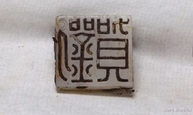 Không ai có thể ngờ rằng, cháu trai Hán Vũ Đế chỉ tại vị trong 27 ngày trước khi bị phế truất. Nguyên do là vì Lưu Hạ chỉ lo ăn chơi hưởng lạc, chìm đắm trong nữ sắc, sao nhãng triều chính.