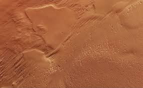 Có chung quan điểm, tác giả Nigel Watson của cuốn sách "Hướng dẫn điều tra UFO" cũng cho rằng, những cấu trúc kỳ lạ trên sao Hỏa có lẽ do quá trình kiến tạo địa chất tự nhiên hơn.