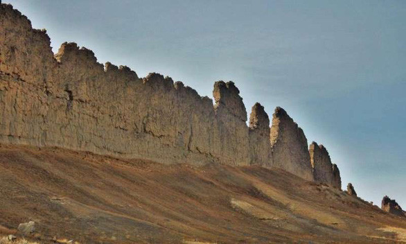 Vào những năm 1960, các chuyên gia phát hiện những cấu trúc kỳ lạ tại địa hình Medusae Fossae trên sao Hỏa. Những cấu trúc này gây tò mò khi gồm những ngọn đồi gợn sóng, chỏm núi sắc nhọn, cấu trúc đỉnh hình đa giác...