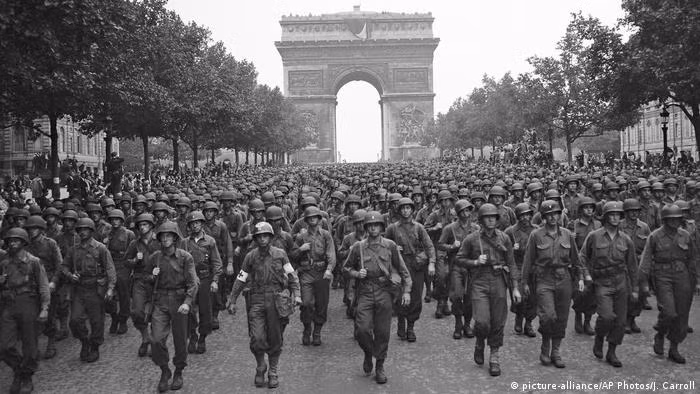 Nhận thấy không thể tiếp tục chiếm đóng, kiểm soát Paris như trước, nhà độc tài Hitler quyết định thực hiện chiến thuật "tiêu thổ". Chiến thuật này được thực hiện khi phát xít Đức nhận thấy không thể kiểm soát được thành phố nào thì sẽ biến nơi đó thành bình địa khiến quân Đồng minh chịu tổn thất lớn.