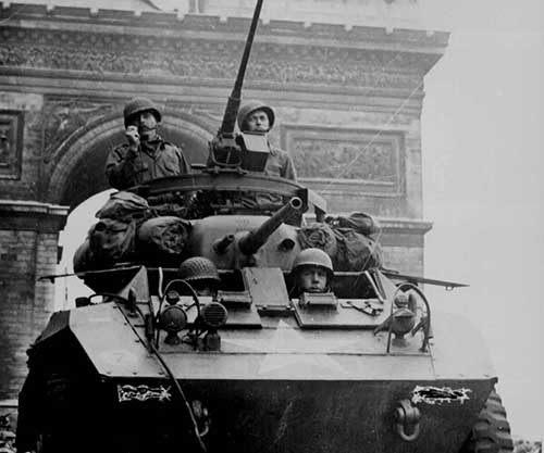 Do vậy, Đại đội công binh 813 của Đức quốc xã bắt đầu cài chất nổ ở các vị trí chiến lược như: nhà máy điện và nước, những cây cầu bắc qua sông Seine, cung điện Luxembourg, trụ sở Quốc hội, Bộ Ngoại giao Pháp, nhà ga xe lửa, nhà chứa máy bay, tháp Eiffel...