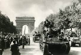 Đến ngày 16/8, Hitler ra lệnh cho mật vụ Gestapo và quan chức dân sự Đức quốc xã sơ tán khỏi Paris để cho nổ tung thành phố này. Thế nhưng, tướng Choltitz trì hoãn không cho kích nổ bất kỳ khối thuốc nổ nào.