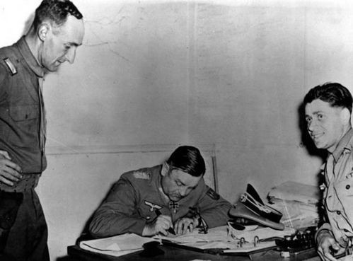 Quả thật, khi quân Đồng minh tiếp quản nhiều thành phố từng bị Đức quốc xã kiểm soát thì mọi thứ đã bị quân địch phá hủy, chỉ còn lại đống đổ nát sau khi quân địch rút lui. Tướng Dietrich von Choltitz (ở giữa ảnh) là nhân vật khét tiếng thường làm việc phá hủy các thành phố của đối phương. Do đó, vị tướng phát xít Đức này còn có biệt danh "kẻ phá hủy các thành phố".