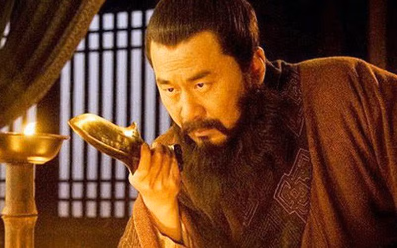 Ba điều đó là: Quan Vũ nhấn mạnh chỉ hàng Hán không hàng Tào; đảm bảo cho nhị vị phu nhân của Lưu Bị được an toàn; một khi biết được tin tức của Lưu Bị, dù ở chân trời góc bể, Quan Vũ sẽ lập tức rời đi.