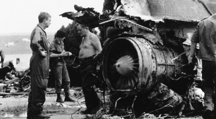 Nếu 2 tiêm kích F-15C bắn hạ chiếc MiG-23 ngay lập tức thì nó sẽ rơi xuống khu vực dân cư và gây nguy hiểm, thiệt hại lớn cho dân thường. Vì vậy, sau khi được cấp trên phê chuẩn, 2 tiêm kích F-15C bay theo hộ tống và chờ đến khi nó đi qua không phận Hà Lan rồi tiến vào không phận Bỉ.