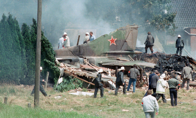 Theo đó, tiêm kích "ma" của Liên Xô đã bay được gần 900 km mà không có phi công điều khiển trước khi rơi xuống đất và bốc cháy. Vụ việc này khiến một thanh niên Bỉ 18 tuổi thiệt mạng.