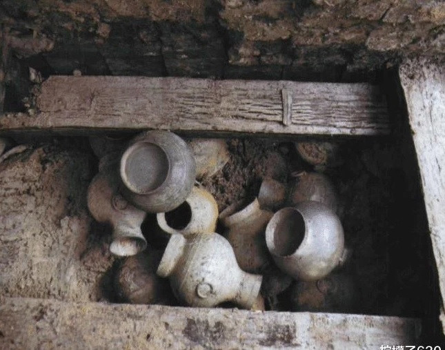 Đầu tiên là do các chuyên gia chưa nhận được xét duyệt phương án bảo vệ lăng mộ. Do đó, cuộc khai quật chưa được tiến hành luôn vì tránh nguy cơ công trình này bị hư hại, thậm chí sụp đổ.