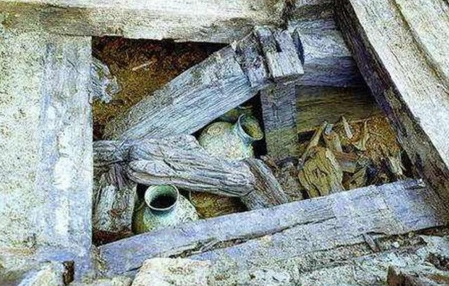 Thanh Hà Hiếu Vương là con trưởng của Hán Chương Đế Lưu Đát và là cha của Hán An Đế Lưu Hỗ. Theo các chuyên gia, ngôi mộ của Lưu Khánh trong tình trạng khá nguyên vẹn, hứa hẹn sẽ giúp giải mã nhiều bí ẩn về ông và nhà Đông Hán. Thế nhưng, điều kỳ lạ là suốt 10 năm sau đó, không có cuộc khai quật nào được thực hiện.