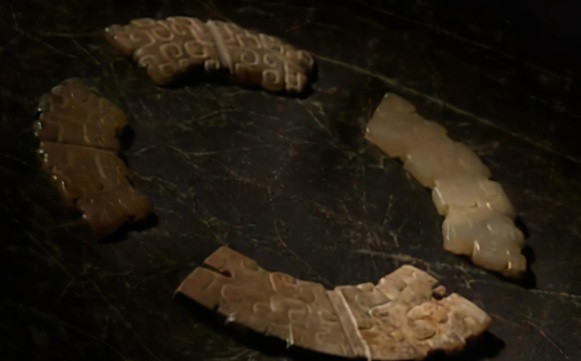 Cụ thể, các chuyên gia phát hiện có một lớp chu sa dày khoảng 5 cm phủ xung quanh ngôi mộ. Dưới thời phong kiến, việc phủ chu sa quanh mộ thường dành cho những người có địa vị cao trong xã hội như quý tộc, hoàng tộc.