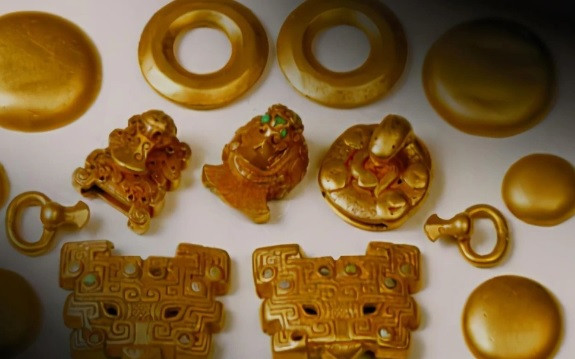 Các nhà khảo cổ đưa ra một số giả thuyết về việc vì sao bên trong mộ cổ không có di hài nào. Đầu tiên, một quan điểm suy đoán thi hài chủ nhân ngôi mộ bị kẻ gian đánh cắp để trả thù riêng. Do vậy, đồ tùy táng trong mộ còn nguyên vẹn.