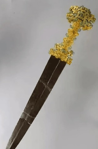 Tiếp đến, giới khảo cổ tìm thấy 6 kg vàng và một số đồ trang sức, cổ vật quý giá trong ngôi mộ cổ này. Theo ước tính, giá trị số bảo vật lên đến hàng trăm triệu nhân dân tệ.