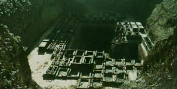 Một giả thuyết khác cho rằng đây có thể là một ngôi mộ giả. Tầng lớp quý tộc thời xưa có thể xây dựng một số ngôi mộ giả để đánh lừa những kẻ trộm mộ. Nhờ kế sách này, lăng mộ chứa thi hài của họ được chôn cất ở nơi khác an toàn hơn.