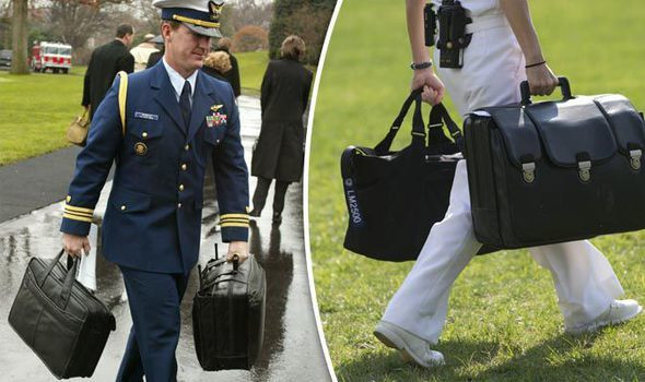 Cụ thể, vào khoảng năm 2000, một thành viên của ban giám sát mọi mặt của tiến trình phóng hạt nhân thuộc Lầu Năm Góc được cử tới Nhà Trắng để kiểm tra các mã phóng và đảm bảo chúng chính xác. Đây là thủ tục phải làm mỗi tháng một lần (Bộ mã được đổi 4 tháng một lần).