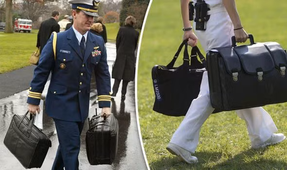 Cụ thể, vào khoảng năm 2000, một thành viên của ban giám sát mọi mặt của tiến trình phóng hạt nhân thuộc Lầu Năm Góc được cử tới Nhà Trắng để kiểm tra các mã phóng và đảm bảo chúng chính xác. Đây là thủ tục phải làm mỗi tháng một lần (Bộ mã được đổi 4 tháng một lần).