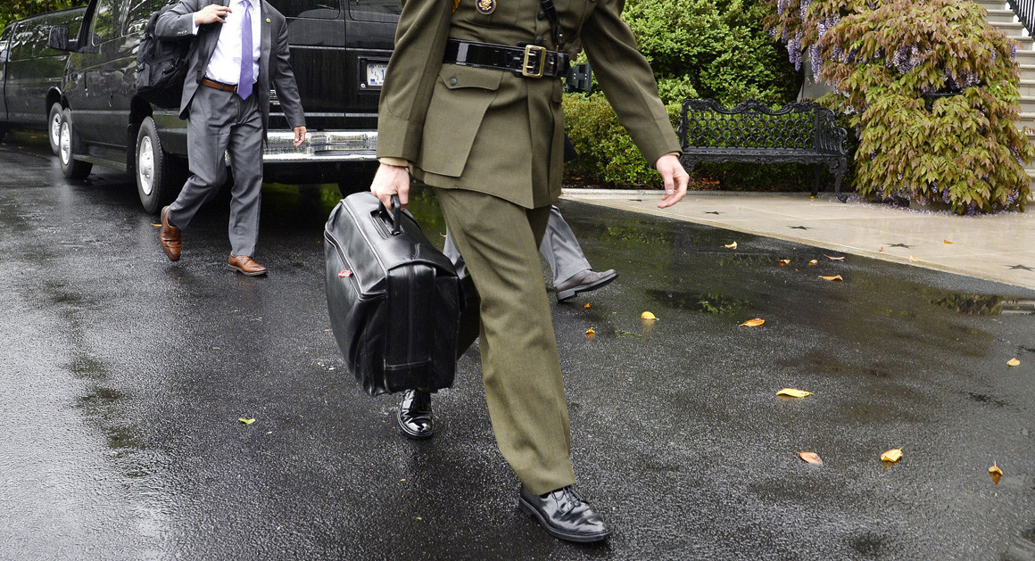 Lần kiểm tra tiếp theo được thực hiện vào tháng sau đó và nhận được câu trả lời: Tổng thống rất bận nhưng luôn mang theo các mã phóng bên mình.