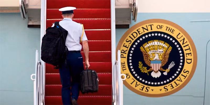 Tổng thống Mỹ với vai trò là Tổng tư lệnh các lực lượng vũ trang có toàn quyền bảo vệ đất nước, trong đó có việc phát lệnh tấn công hạt nhân đến bất cứ đâu mà không cần sự phê chuẩn của Quốc hội. Trong quy trình này, mã phóng hạt nhân đóng vai trò quan trọng.