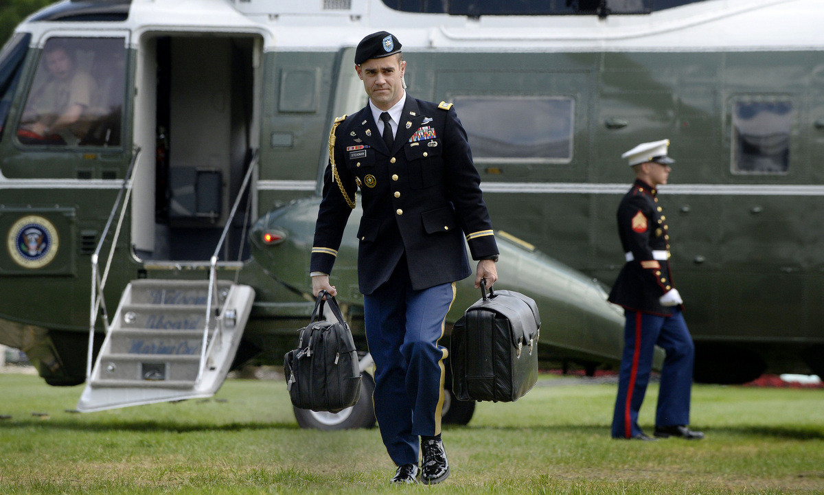 Mã phóng hạt nhân được in trên một tấm thẻ được gọi là “biscuit” (bánh quy), cất trong một "quả bóng hạt nhân", tức là chiếc vali hạt nhân của Tổng thống. Chiếc vali hạt nhân được chế tạo bằng hợp kim titan siêu bền, nặng khoảng 20 kg. Nó được đựng bên trong một túi da màu đen.