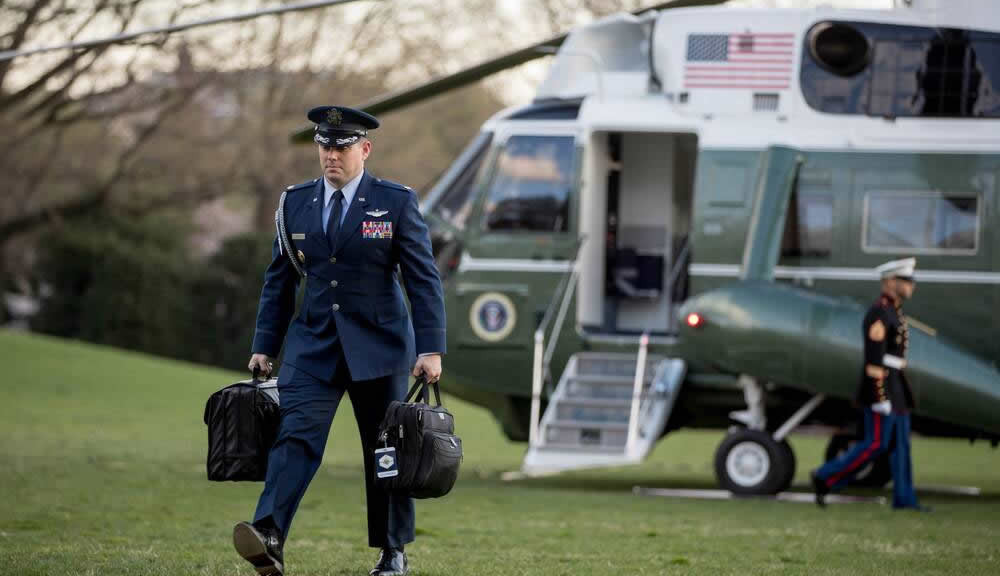 Một trợ tá báo với quan chức kể trên rằng, Tổng thống đang cầm bộ mã nhưng ông đang bận cuộc họp quan trọng nên không thể cung cấp.