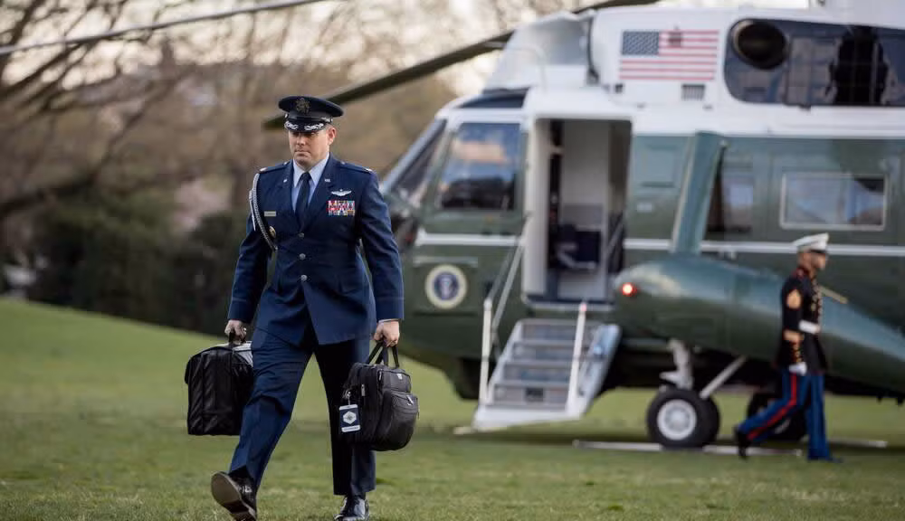 Một trợ tá báo với quan chức kể trên rằng, Tổng thống đang cầm bộ mã nhưng ông đang bận cuộc họp quan trọng nên không thể cung cấp.