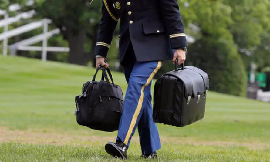 Theo các chuyên gia, mã phóng hạt nhân không được phép rời xa Tổng thống Mỹ. Nó luôn được một trong 5 trợ tá quân sự của ông chủ Nhà Trắng mang theo (mỗi trợ tá đại diện cho một trong 5 quân chủng của Quân đội Mỹ).