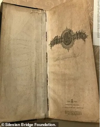 Cuốn nhật ký tiết lộ chìa khóa mở kho báu đã biến mất khỏi trụ sở cảnh sát thành phố Wroclaw.