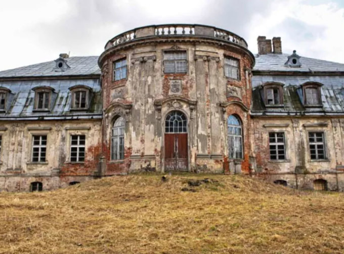 Những thợ săn kho báu thuộc tổ chức phi lợi nhuận Silesian Bridge đã tìm kiếm 10 tấn vàng của Đức quốc xã ở một cung điện có từ thế kỷ 18 tọa lạc tại làng Minkowskie, Ba Lan suốt nhiều tháng qua.