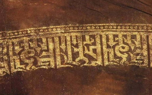 Các cạnh và góc của quan tài gỗ được chạm trổ hoa văn tinh xảo và có một số chi tiết bằng bạc. Nắp của quan tài có một con dấu bằng bạc. Khi mở nắp quan tài, các nhà khảo cổ bất ngờ khi nhìn thấy 2 thi hài còn khá nguyên vẹn.