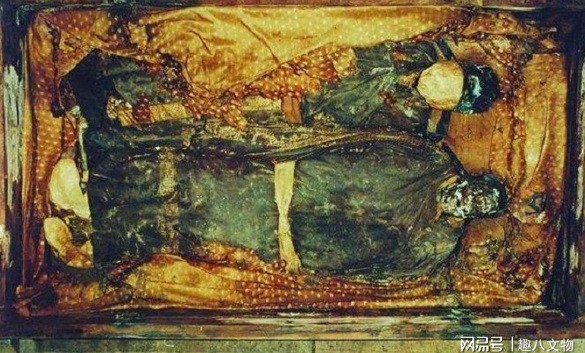 Sau khi khai quật khu vực bên dưới phiến đá trên, các chuyên gia nhận thấy có một lăng mộ cổ bên dưới. Căn cứ vào hình dáng và những cổ vật tìm thấy, họ xác định đó là lăng mộ quý hiếm của một viên quan giàu có.