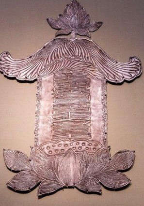 Chính giữa lăng mộ là quan tài bằng đá được ghép từ 10 phiến đá lớn. Các khe hở của quan tài được bịt kín bằng đất sét trắng. Bên trong cỗ quan tài đá là một quan tài bằng gỗ.