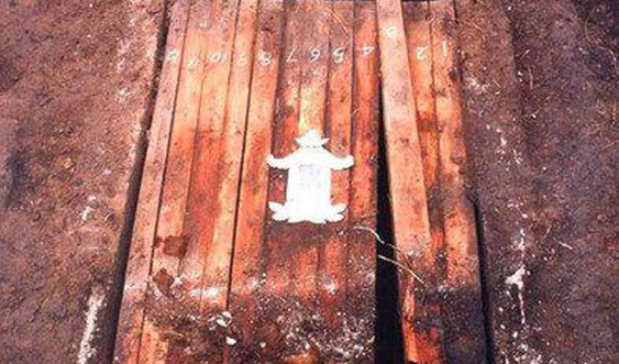 Cụ thể, ông lão linh cảm bên dưới phiến đá cổ đó có thể chứa "kho báu". Vì vậy, ông vội vã thông báo cho chính quyền địa phương. Sau đó, lực lượng chức năng và các chuyên gia khảo cổ tới hiện trường.