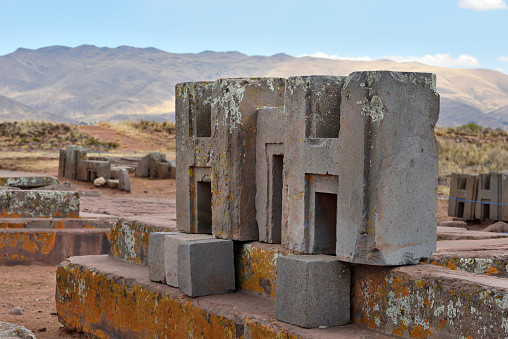 Những đặc điểm trên khiến một số chuyên gia cho rằng các phiến đá dường như được cắt bằng máy móc, thậm chí là thiết bị cắt bằng laser hiện đại.