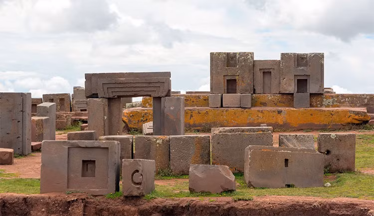 Thêm nữa, nhiều tảng đá ở Puma Punku có các đường hoa văn thẳng tắp, độ sâu đồng đều tuyệt đối và được đặt khít vào nhau như một một khối đá liền. Đến nay, giới nghiên cứu chưa hiểu vì sao người xưa có thể có những tác phẩm chính xác trên một quy mô lớn như vậy khi chỉ có những công cụ thô sơ.