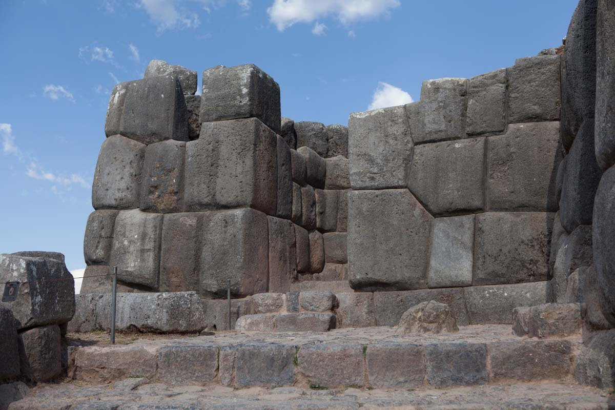 Người xưa không sử dụng vôi vữa hay bất cứ chất kết dính nào giữa những khối đá. Ngay cả tờ giấy mỏng cũng không thể lọt qua khe hở giữa các khối đá.