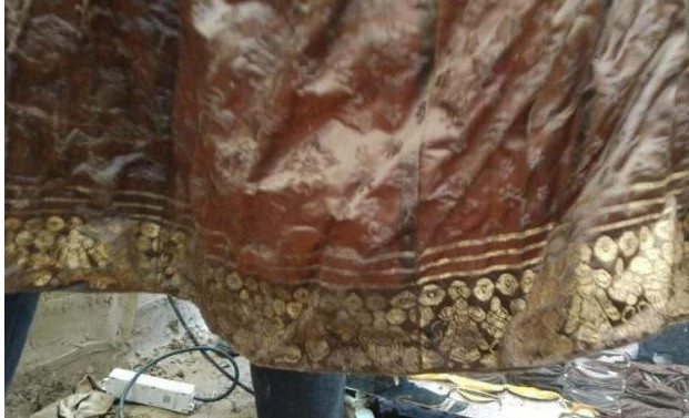 Do bị máy xúc tác động nên ngôi mộ bị hư hại khá nặng. Thậm chí, 2 cỗ quan tài trong mộ cổ cũng bị xê dịch ra ngoài.