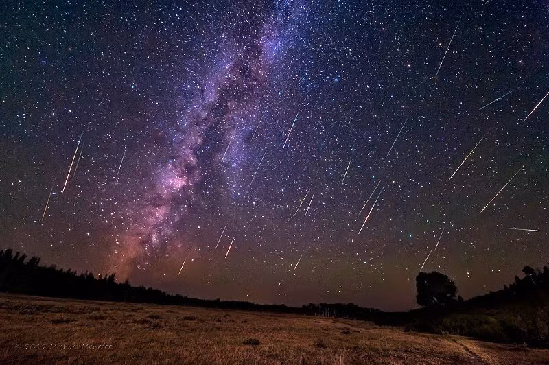 Thời điểm thích hợp để quan sát mưa sao băng Perseids tuyệt đẹp là sau nửa đêm. Để có thể chiêm ngưỡng hiện tượng thiên văn kỳ thú này, mọi người nên chọn địa điểm tối, ít ánh sáng đèn và ô nhiễm không khí.
