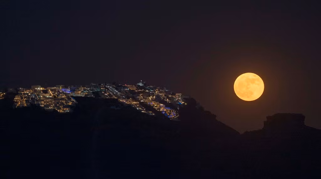 Hai hiện tượng thiên văn kỳ thú cùng xuất hiện vào đêm 12/8 (tức Rằm tháng 7 Âm lịch) là siêu trăng và mưa sao băng lớn nhất năm. Do đó, những người yêu thiên văn háo hức đón chờ 2 sự kiện này.