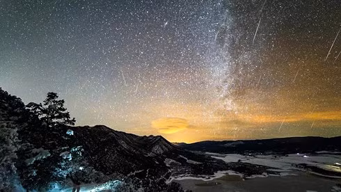 Trong năm nay, mưa sao băng Perseids đạt cực đại vào đêm 12, rạng sáng ngày 13/8 với tần suất cực đại có thể đạt tới 60 - 80 vệt băng/giờ.