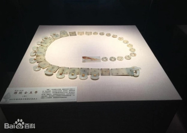 Tại mộ thất chính, di hài chỉ còn lại 2 chiếc răng. Trong khi đó, bộ hài cốt người phụ nữ còn khá nguyên vẹn giúp các chuyên gia xác định người này cao khoảng 1,5m và qua đời khi khoảng 56 tuổi.