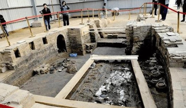 Bên trong lăng mộ có một số cổ vật hoàng gia như: đai lưng làm bằng ngọc và 4 cái tay nắm cửa sư tử bằng đồng. Đặc biệt, gạch lát trong 2 mộ cổ thường được dùng trong cung điện cuối thời nhà Tùy.