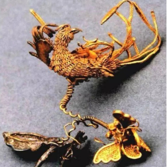 Lão nông này thấy lăng mộ cổ có chứa nhiều đồ trang sức vàng bạc giá trị nên đã lấy một số cổ vật mang về nhà.