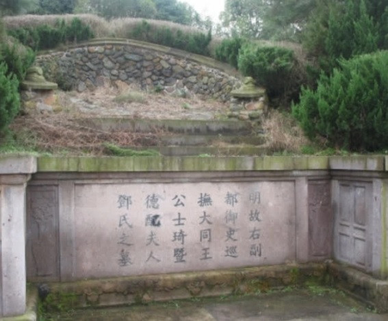 Thông tin phát hiện mộ cổ trên núi nhanh chóng lan truyền rộng rãi. Nhiều người dân tìm đến và lấy đi các cổ vật với hy vọng sẽ bán được khoản tiền lớn.