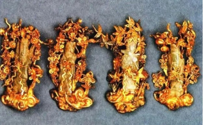 Vào những năm 90 của thế kỷ 20, một lão nông ở Lâm Hải (Thái Châu, Chiết Giang) quyết định tu sửa chuồng lợn. Do cần đá để sửa chữa nên ông lên núi tìm vật liệu. Khi cố gắng lật một tảng đá lớn để mang về nhà, ông bất ngờ phát hiện một hang động. Sau khi tiến vào bên trong, ông phát hiện có một lăng mộ của viên quan nhà Minh.